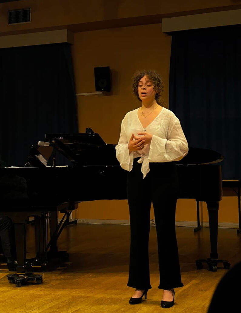 Photography of Marie Arnould, french soprano, classical singer, during a recital, concert